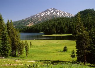 BEND OREGON VIEW OF MT BACHELOR