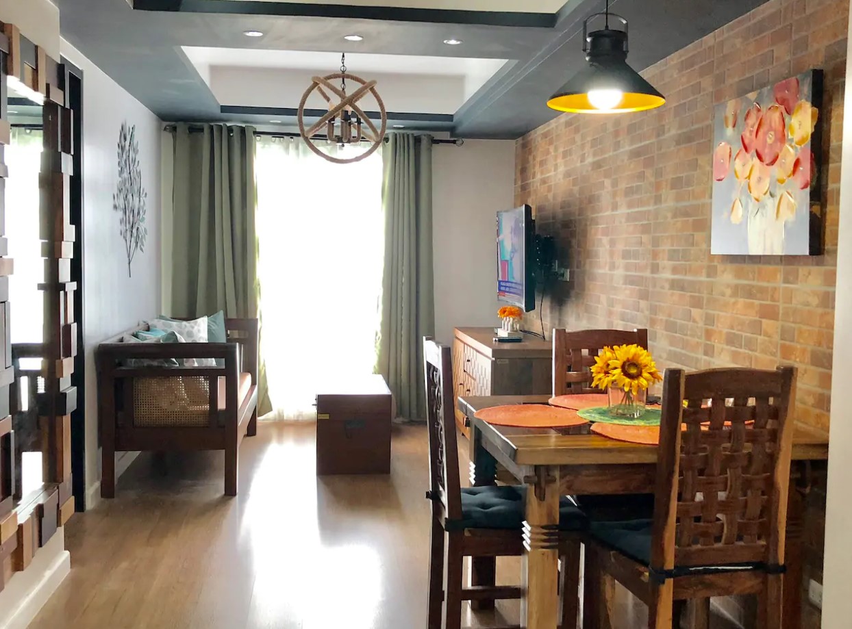 Homey 2 bedroom near Ayala Mall